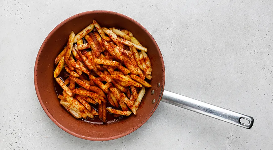 Жареная картошка на сливочном масле, с паприкой