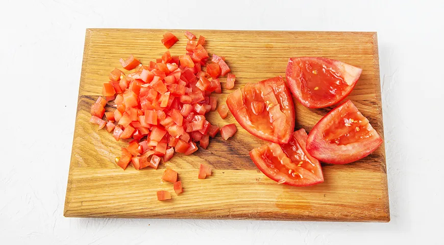 Слоёный салат с курицей, грибами, помидорами и сыром