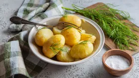 Как быстро почистить молодую картошку без ножа: 5 простых способов