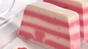 Кефирное желе с вишнëвым сиропом