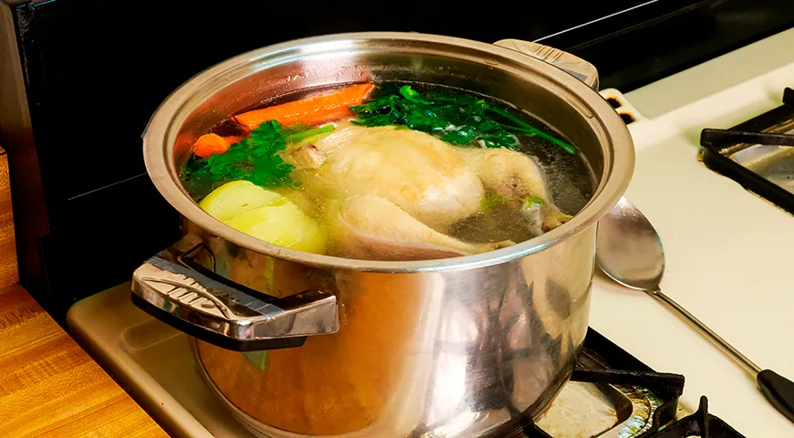 Прозрачность куриного бульона достигается за счет постепенного нагревания и варки без бурного кипения