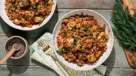 Курица с гречкой и сметаной на сковороде