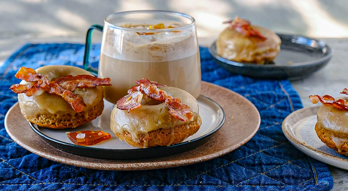 Рецепт глазированных пончиков с беконом (для глазури используют ржаной виски)