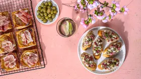 5 мини-закусок для бранча с подружками: кростини, тарталетка, брускетта и сэндвич с мясной начинкой