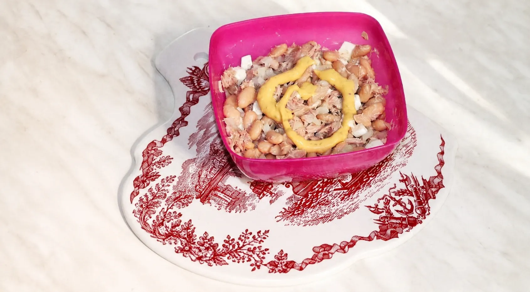 Салат с тунцом, фасолью, семечками и с майонезом