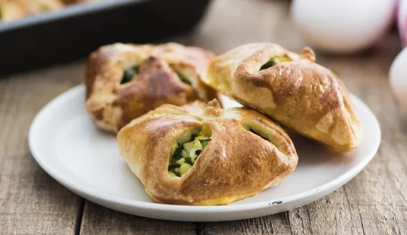 Пирожки с яйцом, черемшой и зеленым луком