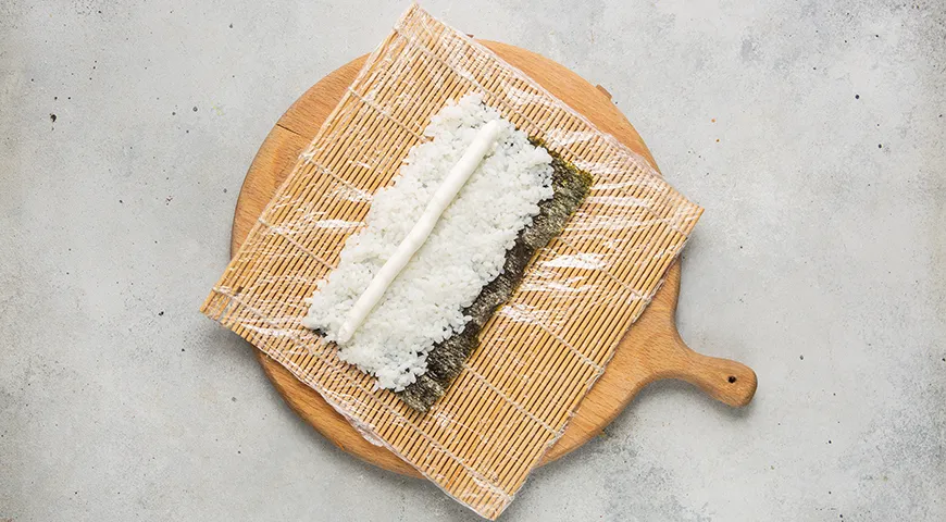 Домашние роллы с крабовыми палочками