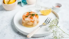 Заливное из курицы с овощами: 5 вариантов идеальной праздничной закуски