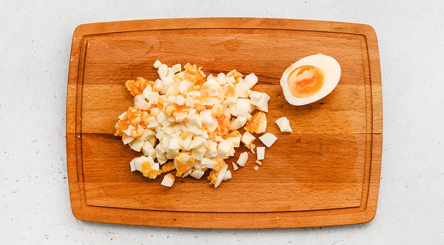 Салат с кальмарами, огурцом и яйцом