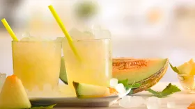 Коктейли из дыни: 10 рецептов освежающих летних напитков