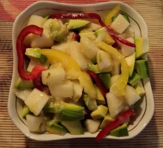 Пестрый салат с грушами и авокадо