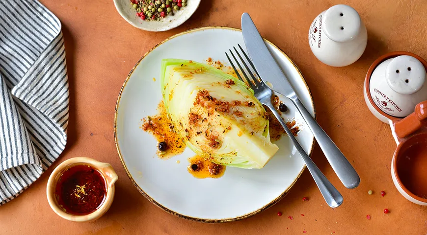 Вареная капуста со сливочным маслом и специями – отличное вегетарианское блюдо или гарнир к мясу