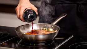 С вином любая еда вкуснее, советы шефа, как готовить с вином мясо, рыбу, соус и десерт