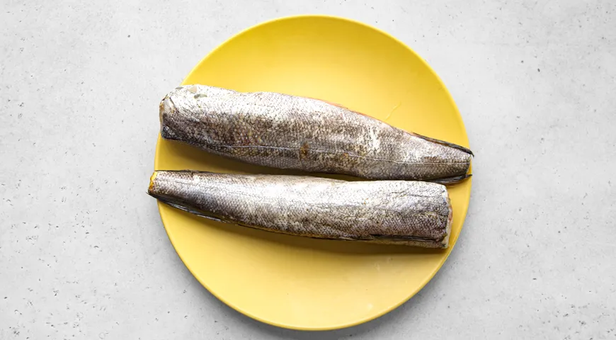 Хек, тушенный в томатном соусе с луком и морковью