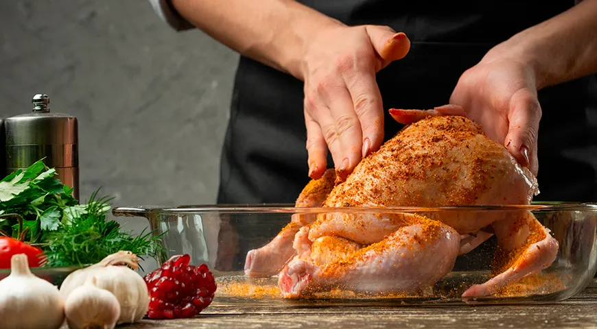 Для классического результата курицу натирают солью, маслом или маринадом и помещают на противень или решетку