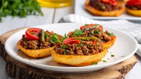 Картошка с фаршем в духовке и на сковороде: 8 блюд для сытных обедов и ужинов