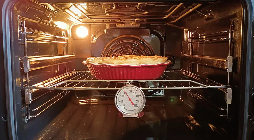 От температуры в духовке зависит, пропечется ли тесто, а следовательно, осядет или нет