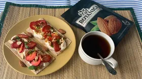 Рецепты на завтрак с орехами и сыром сливочным