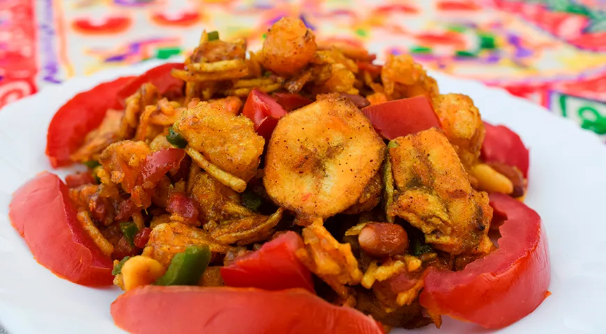 Фарали бхел (постный бхелпури), пикантный снек из сушеных бананов