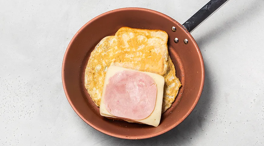 Горячие бутерброды с яйцом, ветчиной и сыром на сковороде