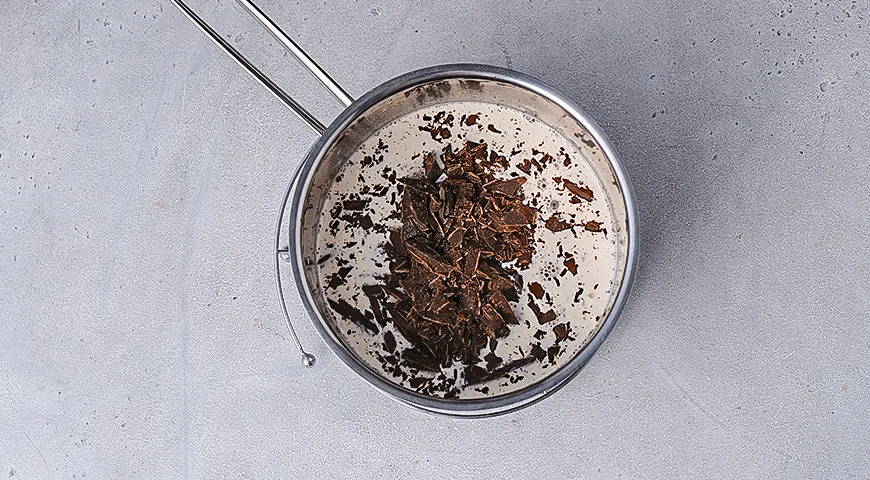 Десерт с мороженым, жареной клубникой и шоколадным соусом