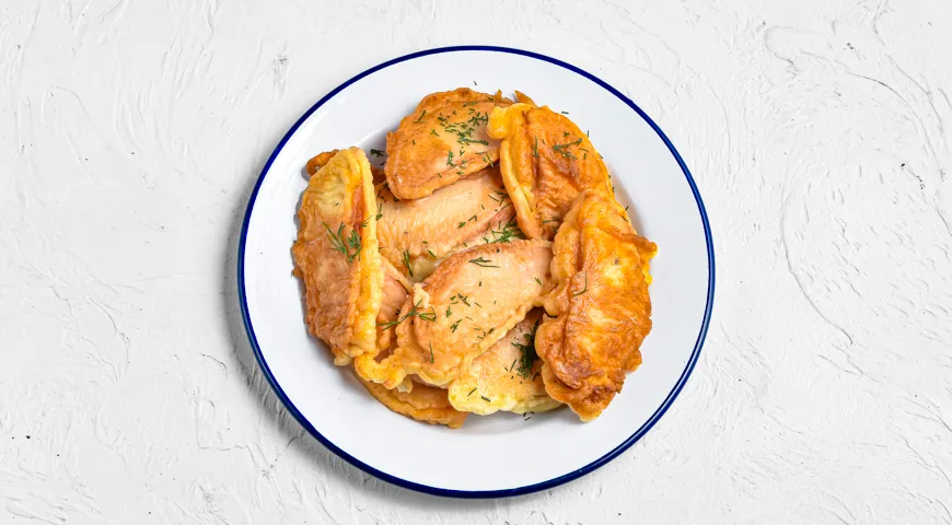 Колбаса в кляре на сковороде