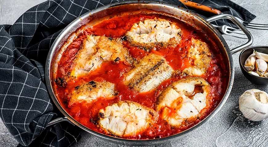 Запеченный макрурус с помидорами