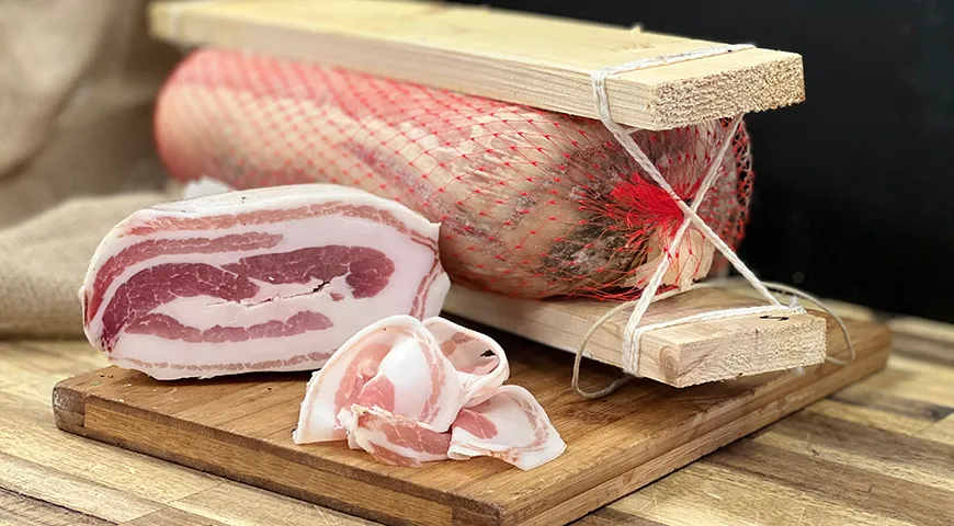 Панчетта — традиционный итальянский вариант бекона, где мясо дополнительно ароматизируется пряностями и часто для выдержки скручивается рулетом