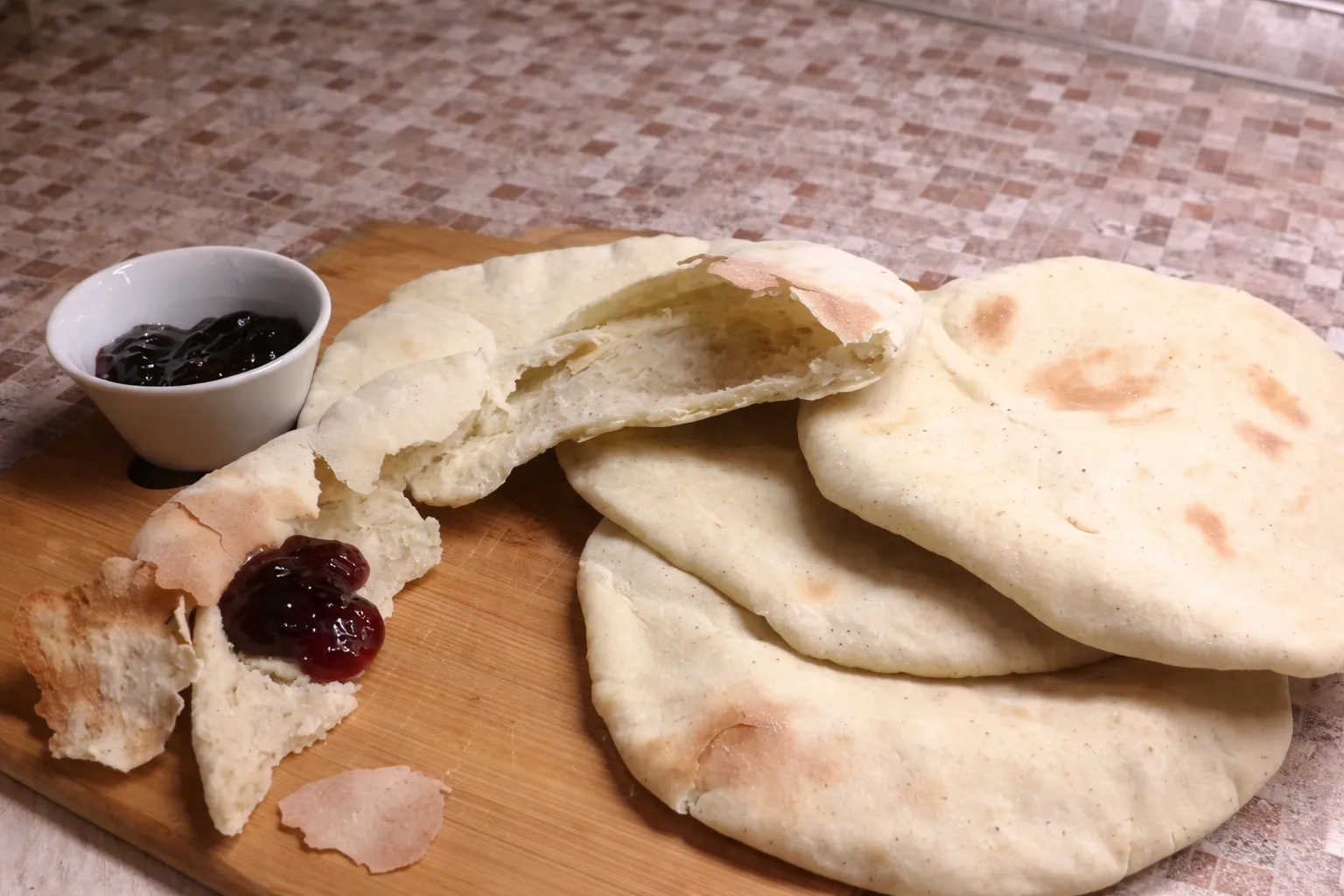 Лепешки с заатаром и с ягодным джемом
