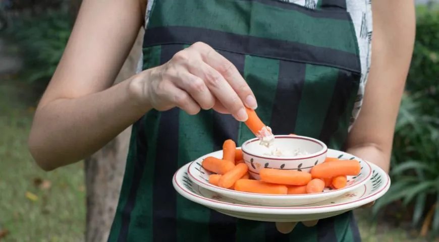 Творожный дип для подачи беби-морковки и других овощей
