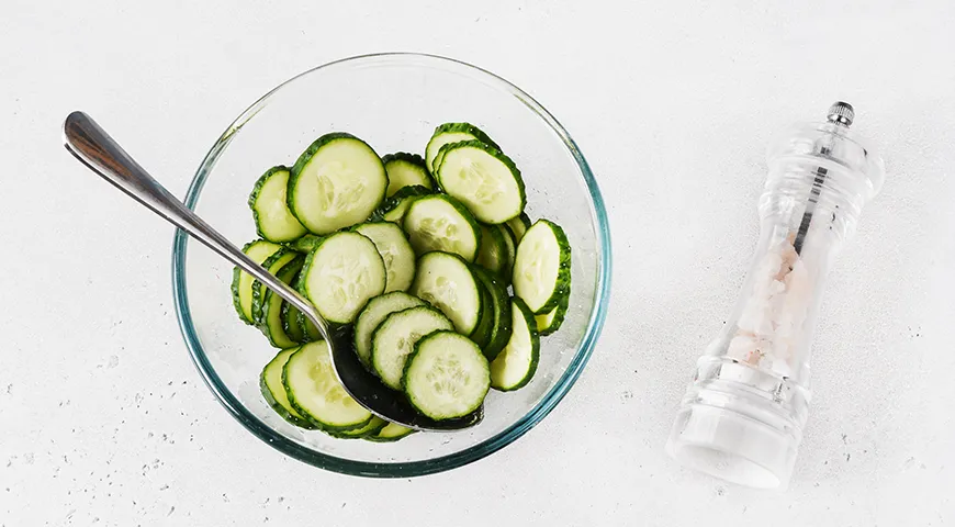 Салат из зеленого лука с яйцом, огурцом и сметаной