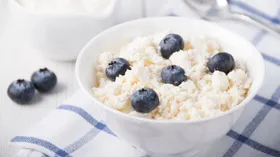 Можно ли есть творог и другие кисломолочные продукты на ночь — мнение врача