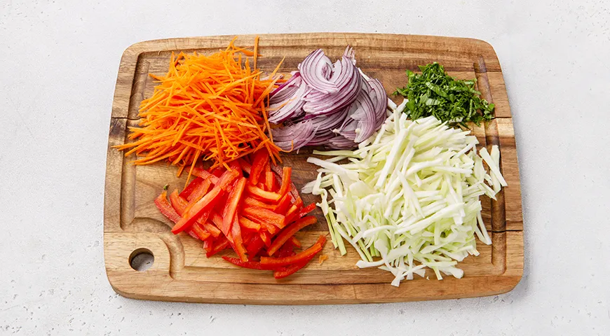 Сосиски в тесте, с овощами и сыром