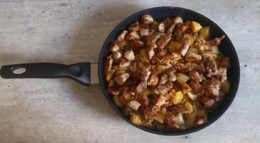 Жареный картофель со свининой и луком
