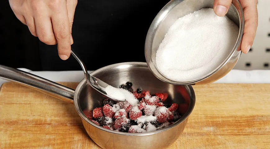 Опытные кулинары рекомендуют использовать мелкокристаллический сахар — он меньше пригорает, быстрее и равномернее растворяется