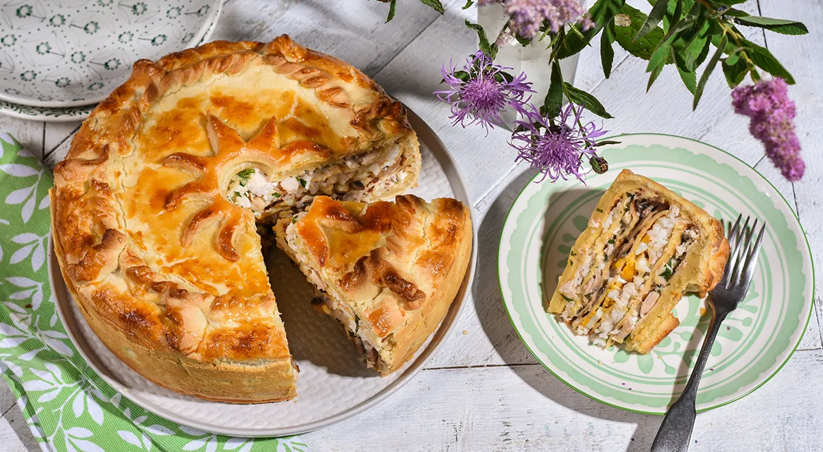 Курник с блинами, курицей и грибами