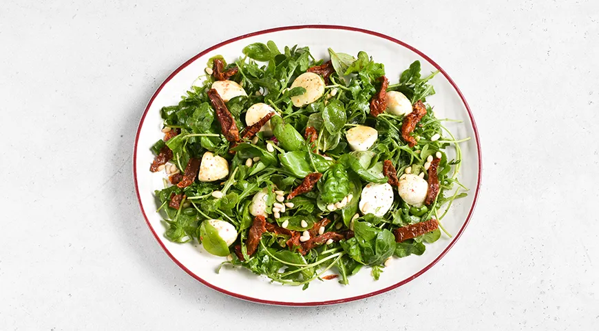 Салат с руколой и вялеными помидорами