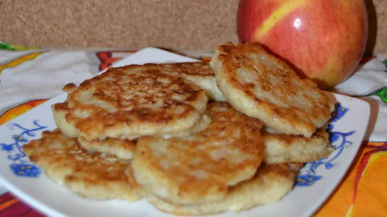 овсяные оладьи с кусочками яблока на тарелке