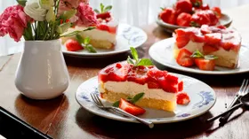 Тирольский пирог с клубникой