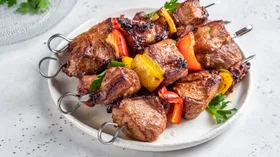 Быстрый маринад для сочного шашлыка — нашли рецепт, с которым не придется ждать целую ночь