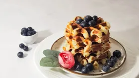 Творожные вафли с голубикой