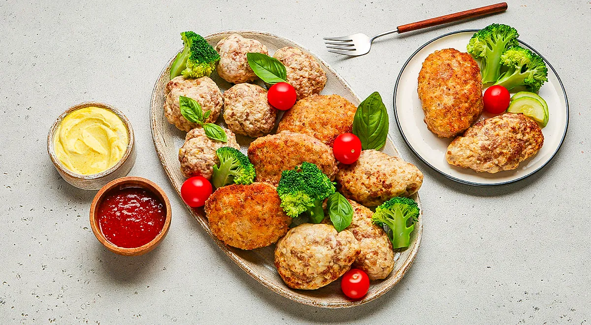 Как приготовить сочные котлеты из курицы и индейки: