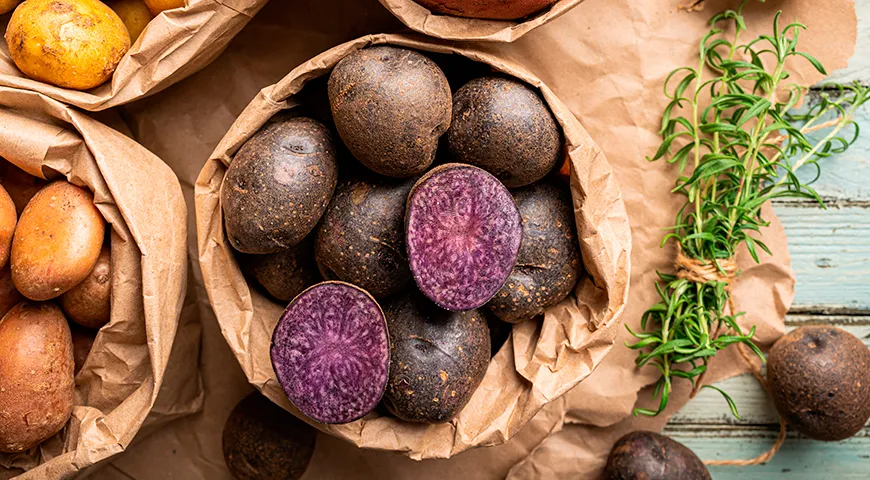 Для хранения фиолетового картофеля используйте сетчатые мешки или бумажные пакеты