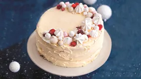 Бисквитный торт с красными ягодами и воздушным декором