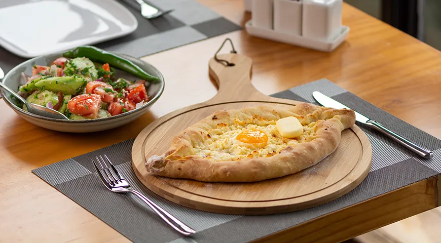 Хачапури по-аджарски можно подать с легким салатом с ореховой или лимонной заправкой