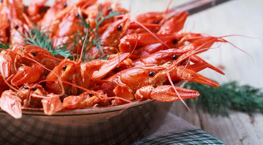 Вареные раки с укропом