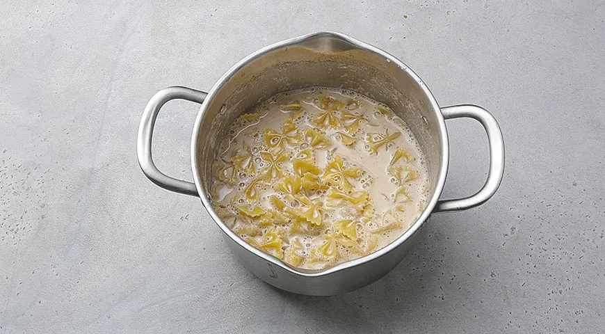 Паста в сливочном соусе с маскарпоне и вишней