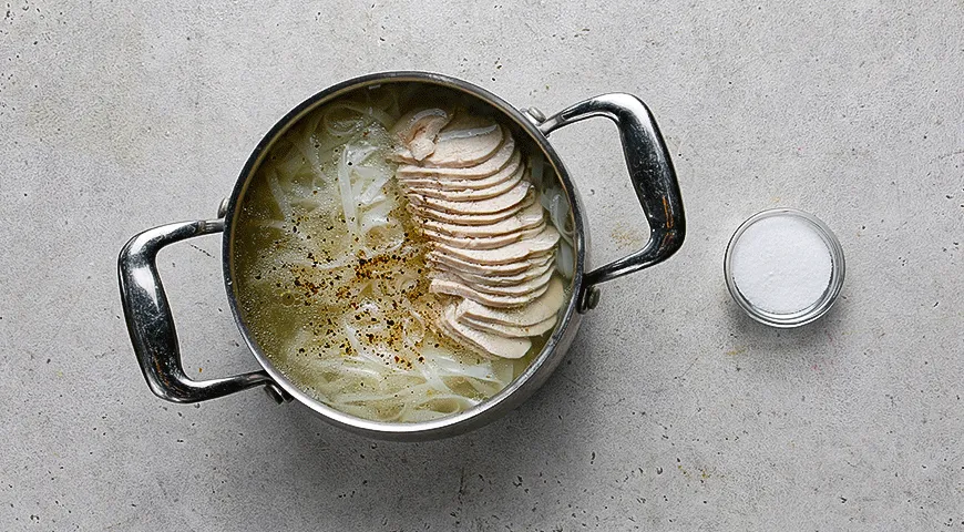 Куриный суп с рисовой лапшой по-азиатски