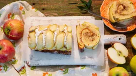 Яблочный рулет на сгущенном молоке