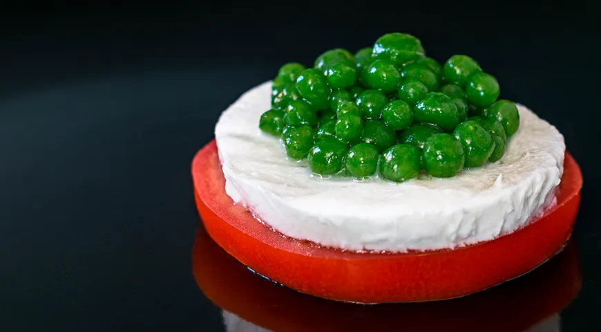 Салат капрезе с помидорами, сыром моцарелла и икрой рукколы